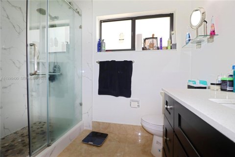 Villa ou maison à vendre à Miami, Floride: 4 chambres, 152.82 m2 № 2060360 - photo 17