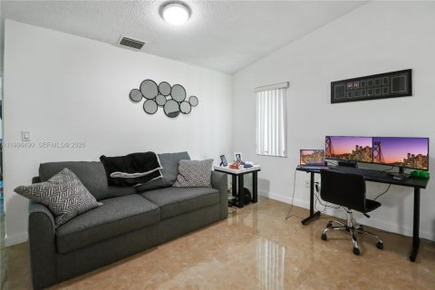 Villa ou maison à vendre à Miami, Floride: 4 chambres, 152.82 m2 № 2060360 - photo 12