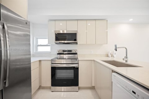Villa ou maison à vendre à Miami, Floride: 4 chambres, 84.73 m2 № 2087884 - photo 13