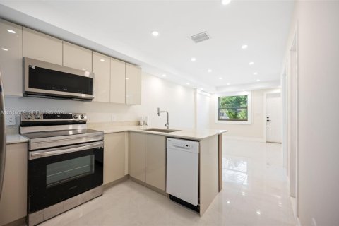 Villa ou maison à vendre à Miami, Floride: 4 chambres, 84.73 m2 № 2087884 - photo 12
