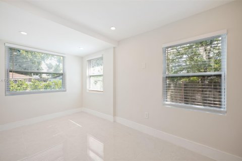 Villa ou maison à vendre à Miami, Floride: 4 chambres, 84.73 m2 № 2087884 - photo 18