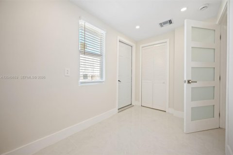 Villa ou maison à vendre à Miami, Floride: 4 chambres, 84.73 m2 № 2087884 - photo 22