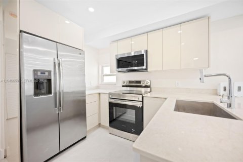 Villa ou maison à vendre à Miami, Floride: 4 chambres, 84.73 m2 № 2087884 - photo 11