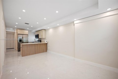 Villa ou maison à vendre à Miami, Floride: 4 chambres, 84.73 m2 № 2087884 - photo 9