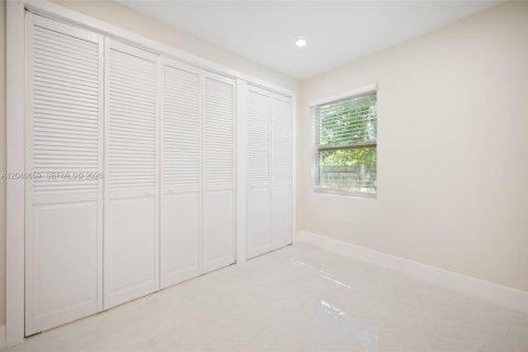 Villa ou maison à vendre à Miami, Floride: 4 chambres, 84.73 m2 № 2087884 - photo 20