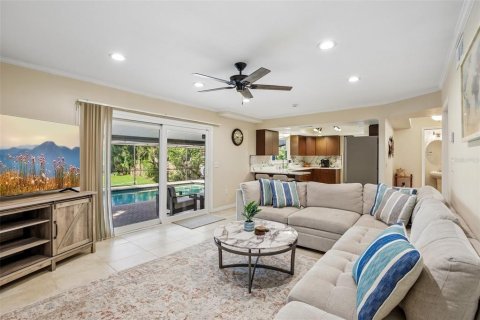 House in Sarasota, Florida 3 bedrooms, 181.9 sq.m. № 2391193 - photo 15