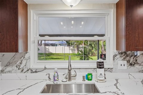 House in Sarasota, Florida 3 bedrooms, 181.9 sq.m. № 2391193 - photo 21