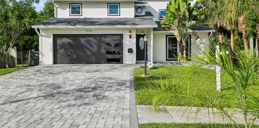House in Sarasota, Florida 3 bedrooms, 181.9 sq.m. № 2391193