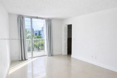 Снять в аренду кондоминиум в Норт-Бей-Виллидж, Флорида 1 спальня, 57.6м2, № 2031628 - фото 3