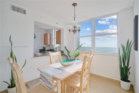 Condominio en alquiler en Miami, Florida, 2 dormitorios, 98.94 m2 № 1971949 - foto 4