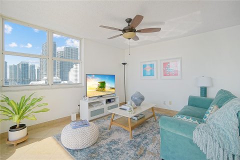Condominio en alquiler en Miami, Florida, 2 dormitorios, 98.94 m2 № 1971949 - foto 3