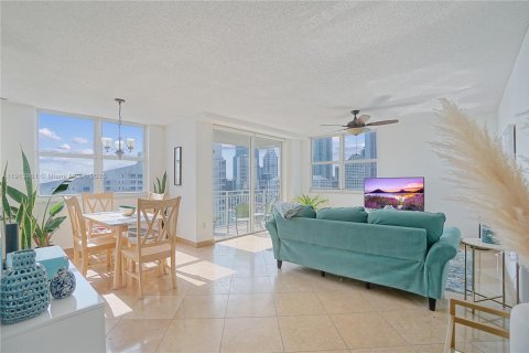 Condominio en alquiler en Miami, Florida, 2 dormitorios, 98.94 m2 № 1971949 - foto 2