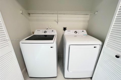 Снять в аренду таунхаус в Корал-Спрингс, Флорида 2 спальни, 97.55м2, № 2081101 - фото 9
