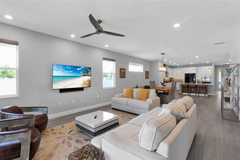 House in Apollo Beach, Florida 4 bedrooms, 219.99 sq.m. № 2120442 - photo 7