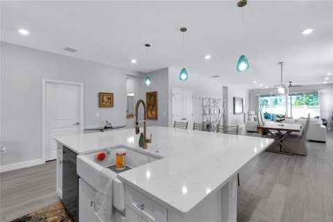 House in Apollo Beach, Florida 4 bedrooms, 219.99 sq.m. № 2120442 - photo 4