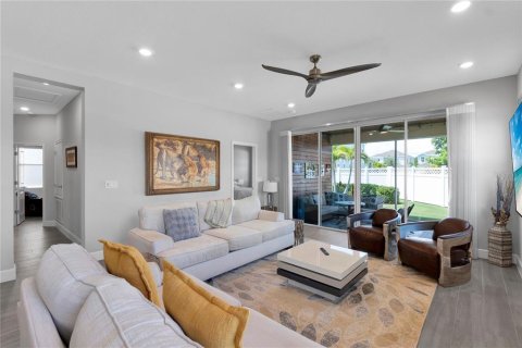 House in Apollo Beach, Florida 4 bedrooms, 219.99 sq.m. № 2120442 - photo 10
