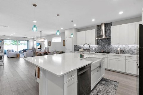 House in Apollo Beach, Florida 4 bedrooms, 219.99 sq.m. № 2120442 - photo 3