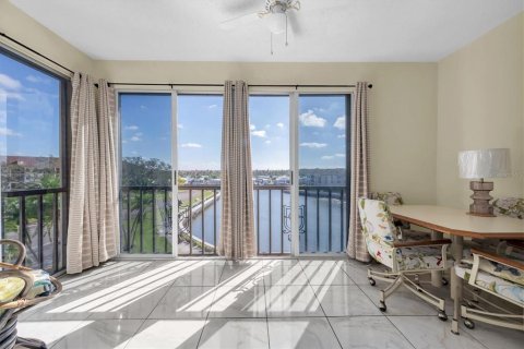 Condo in Clearwater, Florida, 2 bedrooms  № 1900757 - photo 1