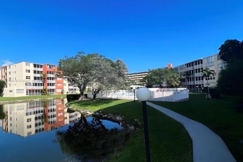 Снять в аренду кондоминиум в Майами, Флорида 1 спальня, 96.25м2, № 1959516 - фото 1