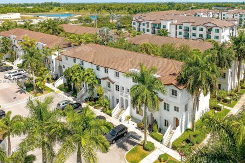 Condo in Miramar, Florida, 3 bedrooms  № 1696286 - photo 1