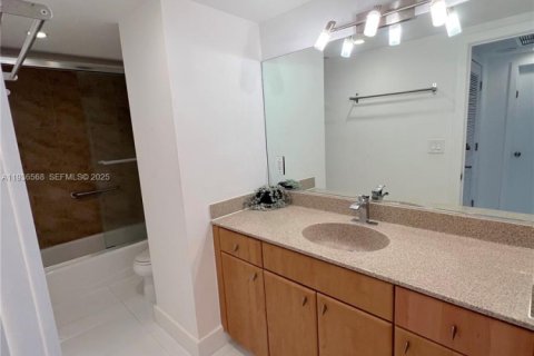 Condo in Miami Beach, Florida, 1 bedroom № 2154800 - photo 15