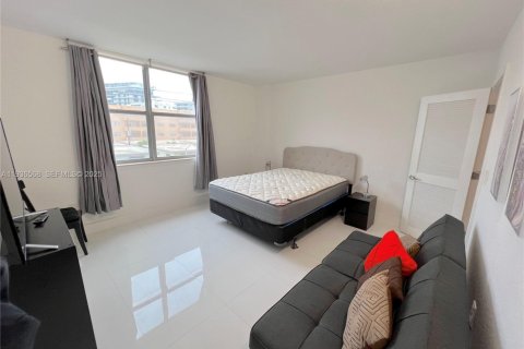 Condo in Miami Beach, Florida, 1 bedroom № 2154800 - photo 17