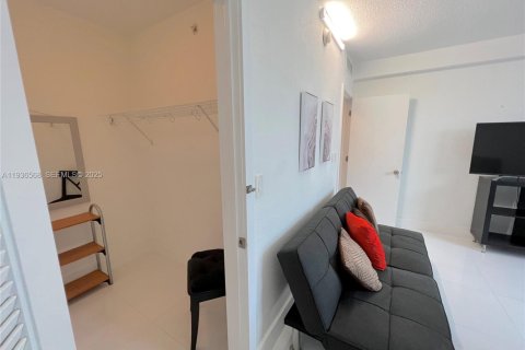 Condo in Miami Beach, Florida, 1 bedroom № 2154800 - photo 18