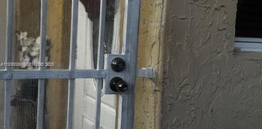 Commercial property in Miami, Florida 1 bedroom, 139.91 sq.m. № 1994778