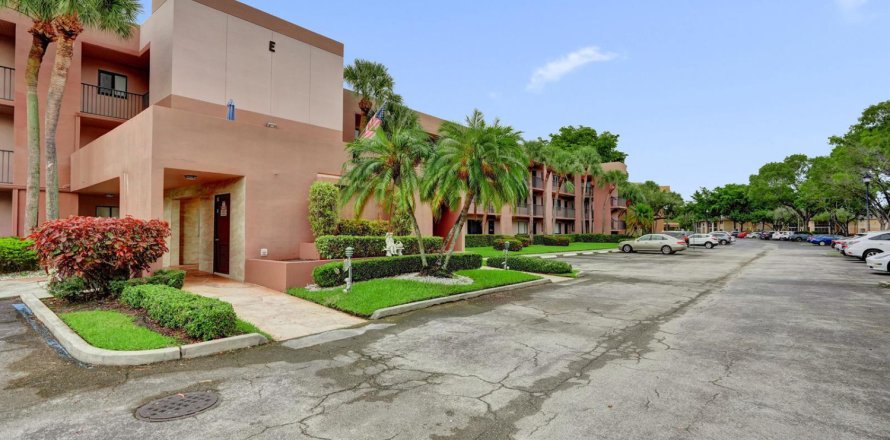 Condominio en Tamarac, Florida, 2 dormitorios  № 2146754