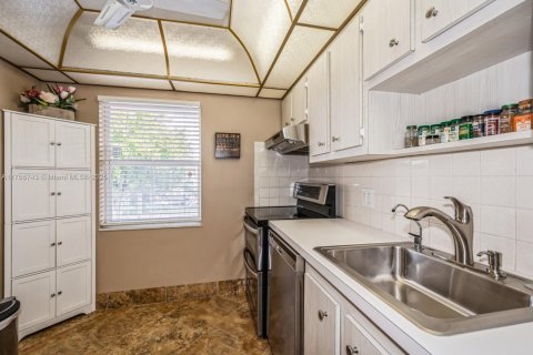 Condo in Margate, Florida, 2 bedrooms  № 1794069 - photo 8