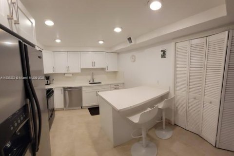 Купить кондоминиум в Уэстон, Флорида 2 спальни, 114.73м2, № 1756840 - фото 1