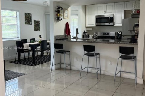 Copropriété à louer à Miami, Floride: 2 chambres, 101.54 m2 № 2388049 - photo 5