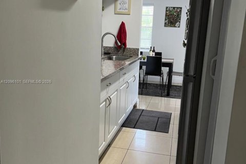 Copropriété à louer à Miami, Floride: 2 chambres, 101.54 m2 № 2388049 - photo 13