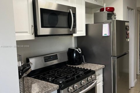 Copropriété à louer à Miami, Floride: 2 chambres, 101.54 m2 № 2388049 - photo 11