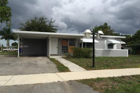 House in West Park, Florida 3 bedrooms, 78.04 sq.m. № 1947852 - photo 1