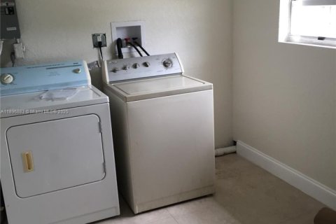 House in West Park, Florida 3 bedrooms, 78.04 sq.m. № 1947852 - photo 3