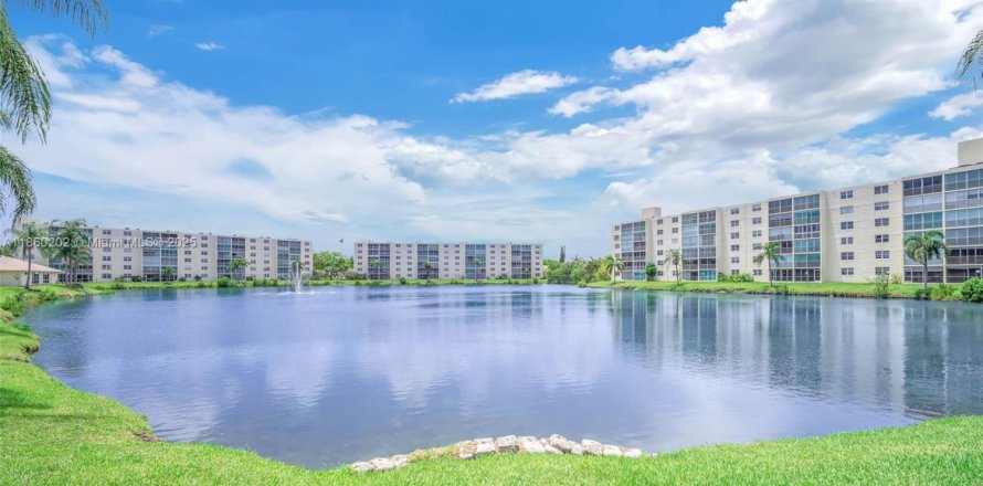 Condominio en Dania Beach, Florida, 2 dormitorios  № 1886643