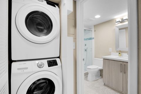 Condo in Coconut Creek, Florida, 2 bedrooms № 2402391 - photo 17