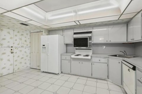 Condo in North Miami, Florida, 2 bedrooms  № 2368357 - photo 14