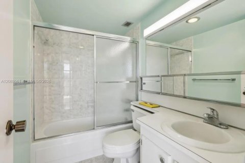 Condo in North Miami, Florida, 2 bedrooms  № 2368357 - photo 27