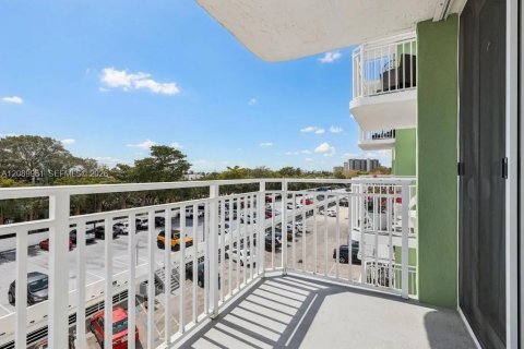 Condo in North Miami, Florida, 2 bedrooms  № 2368357 - photo 30