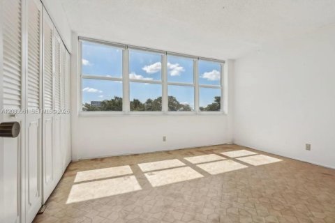 Condo in North Miami, Florida, 2 bedrooms  № 2368357 - photo 25