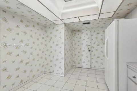 Condo in North Miami, Florida, 2 bedrooms  № 2368357 - photo 12