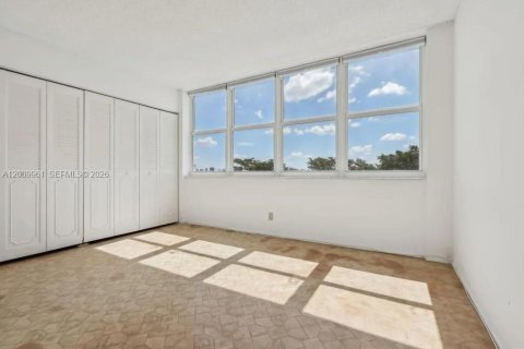 Condo in North Miami, Florida, 2 bedrooms  № 2368357 - photo 24