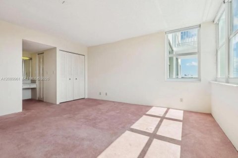 Condo in North Miami, Florida, 2 bedrooms  № 2368357 - photo 16