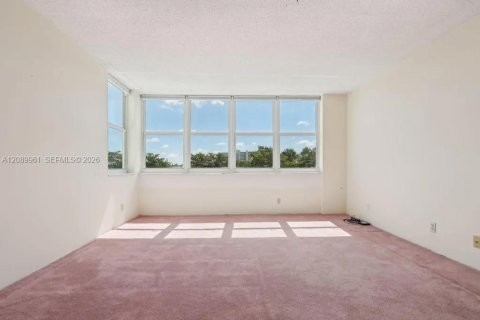 Condo in North Miami, Florida, 2 bedrooms  № 2368357 - photo 18