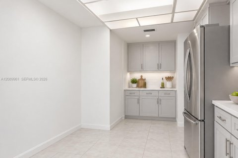 Condo in North Miami, Florida, 2 bedrooms  № 2368357 - photo 11