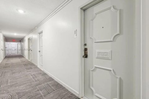 Condo in North Miami, Florida, 2 bedrooms  № 2368357 - photo 28
