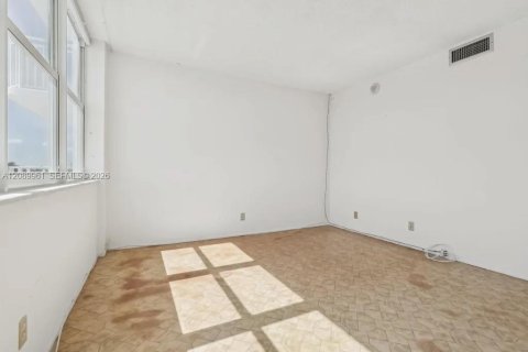 Condo in North Miami, Florida, 2 bedrooms  № 2368357 - photo 23