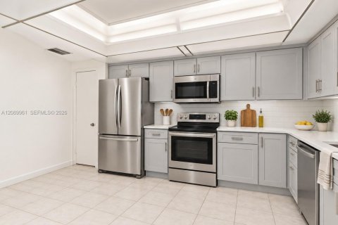 Condo in North Miami, Florida, 2 bedrooms  № 2368357 - photo 13